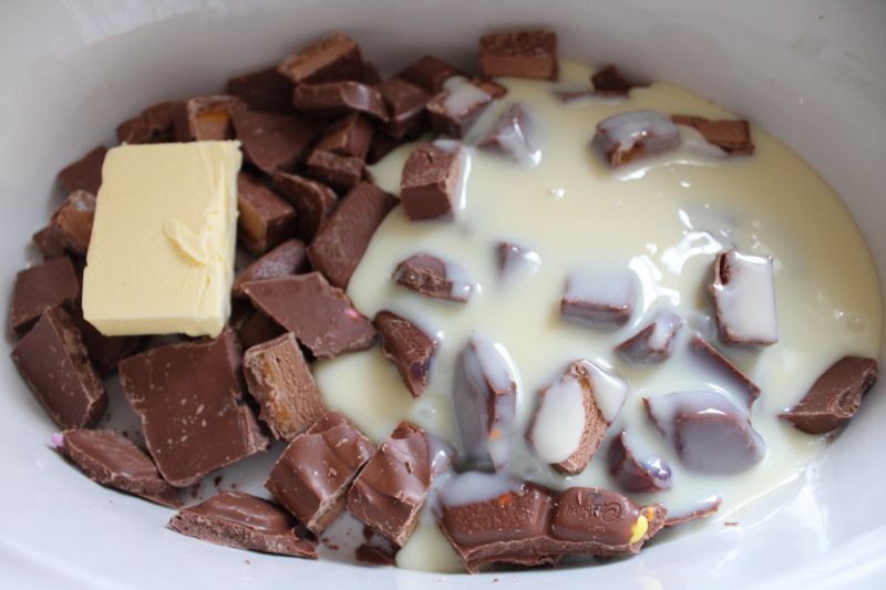 slow cooker crockpot mars bar chocolate fudge (8)